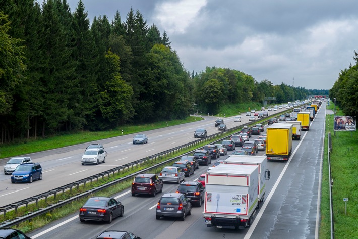 Staubilanz 2023: Deutlich mehr Stau als im Vorjahr / Staugeschehen noch unter dem Vor-Corona-Niveau von 2019 / Mittwoch und Donnerstag Wochentage mit dem meisten Stillstand auf den Autobahnen