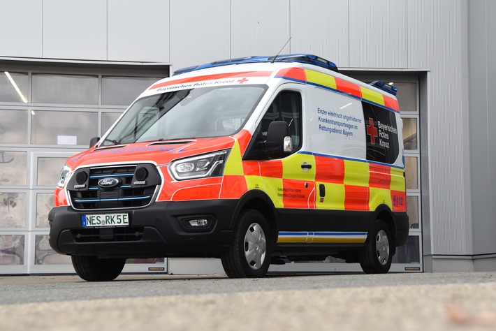 Ford Pro bringt Bayerns ersten Elektro-Krankentransporter auf die Straße – für Rettungsdienst des Roten Kreuzes