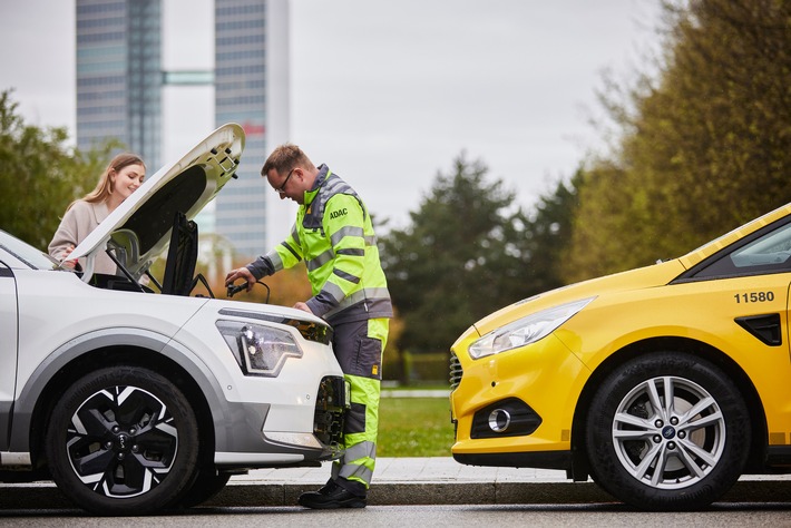 Gelbe Engel: Alle 9 Sekunden ein Einsatz / ADAC hilft 2023 bei 3,53 Mio. Pannen / Elektroauto- und Fahrradpannen legen spürbar zu / Notruf über Pannenhilfe-App immer beliebter