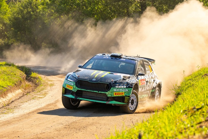 Rallye Lettland: Oliver Solberg gewinnt im Škoda Fabia RS Rally2 die WRC2-Kategorie und übernimmt die Gesamtführung