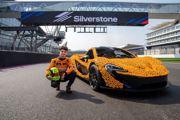 Lando Norris fährt Silverstone-Rekord im McLaren P1 Supersportwagen komplett aus LEGO Steinen